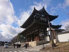 嵐山に行く途中に仁和寺があります。ちょっと写真を。時間があれば参拝したかったのですが。