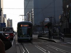 食べ終わったら路面電車で宿まで向かいます。
路面電車、ほとんど乗ったことないからこちらもすごく新鮮でした。
お金払う仕組み最初よくわからなかったから、ここでもSuica使えて良かったとつくづく思いました。
前に、ヨーロッパ旅行中バスの乗車券の買い方わからずに運転手さんに直接渡そうとして無料で乗せてもらったことがあるんです。
その時は本当に優しい人に巡り合えたからよかったもの、毎回無賃乗車するわけにいかないしね。
分かりやすいツールは本当に助かる。便利な世の中、万歳。

ちなみに、今日のお宿はホテル法華クラブです。ジャルパックで一番安い料金形態の中で大浴場がついているという理由で選びました。