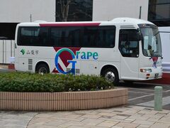 この山梨市市営バスで終点フルーツパークまで行きます。
山梨市駅前　10:30発
片道200円

この日は大晦日ということもあり、結構大勢乗っていました。
