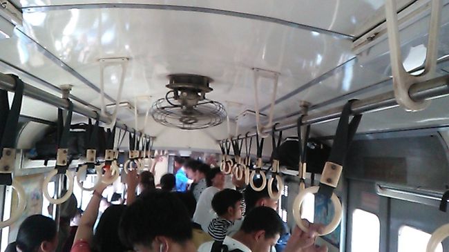 ８時２８分列車が到着しました。超満員。<br />私、もう入る余地がないというところをぎゅうぎゅう押してなんとか乗ることができました。やばかったー！　　１日１本の列車。次は明日です（汗）。<br />積み残し客は相当ありました。<br />しかし。<br />到着までの２時間１６分、立ちっぱなしでした（汗）。