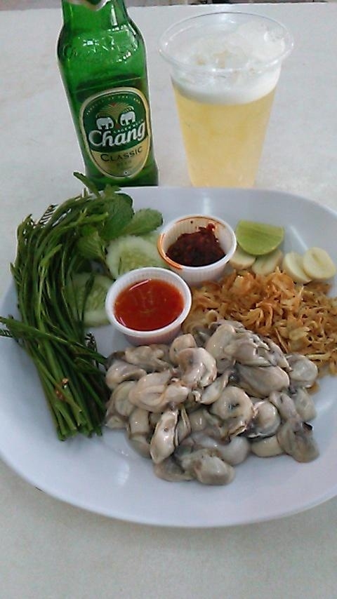 しばらくしてから、来ました、来ました。<br />てんこもり！！！！！<br />美味。<br />満足。<br />今回のパタヤで、もうこれ以上の生牡蠣は欲しくなくなりました（汗）。