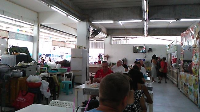 こっち側もファラン、タイ人でいっぱい。<br />日本人はお見受けしませんでした。<br />正月、パタヤには日本人たくさんいるはずなのになあ。