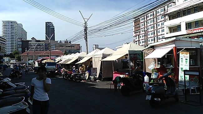 セントラルフェスティバルはすぐそこ。<br />パタヤのど真ん中にあるという感じですね。<br />お昼ご飯の場所として、私の数年来のお気に入りです。