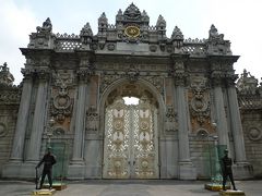 (14:32) 美しい装飾の門。トルコっぽくない。

＜ドルマバフチェ宮殿＞
第7代皇帝メフメト2世によって造成された庭園に、1856年に第31代皇帝アブデュルメジト1世により建てられてから、トプカプ宮殿にかわってスルタンの居城となりました。1922年に最後の第36代皇帝メフメト6世が退去してからは、トルコ共和国建国の父・初代大統領ムスタファ・ケマル・アタテュルクの官邸となり、宮殿内の時計はここで1938年に彼が亡くなった9時5分で止められているそうです。ヨーロッパのバロック様式とオスマン様式が融合する、部屋数は285にもなるという絢爛豪華な宮殿で、現在は政府の迎賓館としても使われ、観光客にも開放されています。