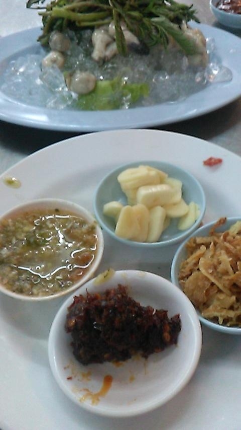 １２月３１日の晩。<br />パタヤカンのレストラン、パクブンロイファーで食事。<br />生牡蠣をいただきました。美味。