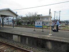 お隣七尾駅に停車。