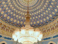 この角度から見た天井の装飾とキラキラ光るシャンデリアが素晴らしすぎる!　ずっと見てても飽きないくらいの美しさでした。