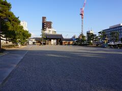 徳島城跡です。
徳島駅からは大きく迂回しないといけません。
線路のすぐ横なのに～～～～～。

徳島城についてはこちら
https://4travel.jp/travelogue/11585296