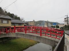 玉造温泉は、中央に川が流れていて、その両側に温泉宿があるという趣のある場所でした。いつの日か、星野リゾートにも泊ってみたいものです・・・

この橋は、神社の鳥居を入れて記念撮影すると願いが叶うとか・・・（この角度で撮ってはいけない悪い見本です）