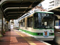 都電荒川線には、王子駅前電停から乗車。
やってきたのは、『ピーポくん号』。
王子駅前を出ると、桜の名所飛鳥山を左手に見ながら飛鳥坂を登り、住宅街の中の専用軌道をのんびり走って行く。
出勤途中、ほとんど毎日通っている大塚駅を過ぎ、３０分ほどで終点の早稲田駅に着いた。