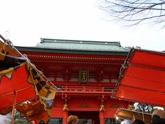 法輪寺が面する早稲田通りを、八幡坂下の馬場下町交差点で渡り、向かいの穴八幡宮を参拝する。
朱色の随身門を潜り、露店が並ぶ狭い参道の人混みを掻き分け、なんとか拝殿へと辿り着き、何とか参拝した。
ちなみに、寛永13年(1636)、この地に八幡宮の祠を建てたのが起源とされ、長らく高田八幡宮と呼ばれていたが、ある僧が草庵を建てようと山を崩したところ、洞穴から阿弥陀如来の像が出てきたため、後に穴八幡宮と呼ばれるようになったそうだ。