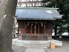 亮朝院の北側の住宅街の中には天祖神社が鎮座していた。
正保２年(1645)、大阪夏の陣で敗れた豊臣家の遺臣小泉源兵衛により創建されたものだそうだ。
当時は、神明社と呼ばれていたらしい。
この辺りは、小泉源兵衛が荒地を開いたところで、江戸時代には源兵衛村と呼ばれていたとあった。