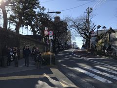 日暮里駅を出るとそこはなかなか趣のある「御殿坂」で、その坂を登っていく。
左手は谷中霊園。

谷中霊園には、江戸幕府15代将軍徳川慶喜や渋沢栄一、鳩山一郎らの武家・政治家や、横山大観・森繁久彌・円地文子らの芸能・文化人、その他スポーツ関係者・著名な学者等々多くの有名人や著名人のお墓があるらしい。