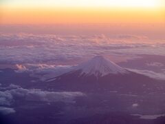 みなさま 明けましておめでとうございます!!
なーんて 年明け第一稿にはふさわしい富士山。
行ったのは年末だけど。

この日は12/28土曜15:30に成田を出発。
飛行機はGWにも利用したMIATモンゴル航空。

ウランバートルで乗り継ぐ。