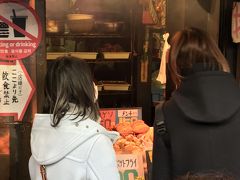 谷中銀座では人気のお惣菜屋さん。焼き鳥が50円、スコッチエッグ100円、メンチカツ150円、野菜コロッケ1個30円という食べ歩きにもってこいの驚きの安さの店。常に長い行列ができているそう。

店先をのぞいてみると、とても美味しそうな湯気と香りが立っていた。