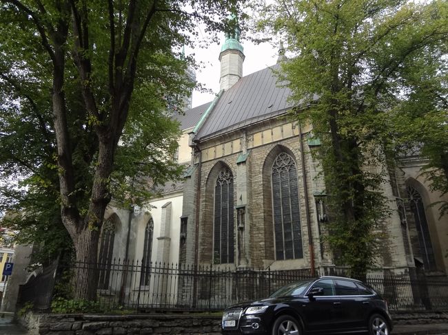 Oleviste通りの方から見た聖オレフ教会。