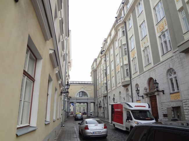 Pagari通り。<br />Pikk通りとの角にKGB拘置監房があります。<br />現地ツアーと思しきグループが説明を受けていました。