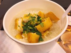 フィレオフィッシュを砕けさしたもの。上はパクチーがのってます(-_-;)笑。
パクチー除けばすごくヘルシーで美味しかった☆