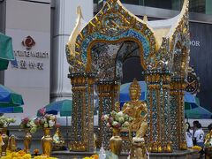 ゲイソーンの向かいにある
エラワン・プーム

ここは常に人が多かったです。
こんな朝早くでも人がいるし、
車でここを通ってる人も、車の中から手を合わせていたり
スカイウォークから手を合わせている人がいたりと
タイ人は宗教色が強いことがよくわかります。