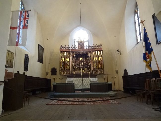 一番奥の祭壇。<br />イングランドの旗が掲げられていますね。