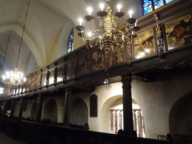 上の席にも上がれます。<br />歩くたびにガタガタ揺れる床にちょっと不安になってしまったので、下から見上げるだけにしました。<br />結構いい体格の方でも上っていたらしいので、聖堂全体を見渡したい方はぜひ。