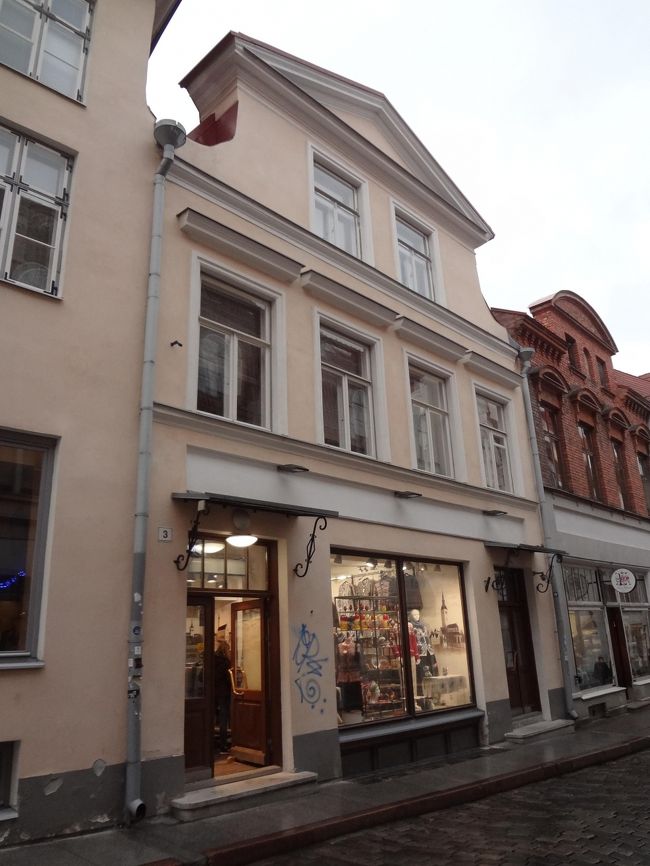 さんざん歩き回って、Pikk通りのお店でニットのカーディガンを半ば衝動買い。<br />残念ながら看板が出ていなくて、お店の名前もわからずじまいです。