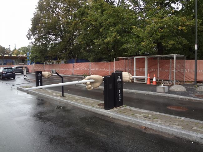 荷物を減らすために、一度ホテルに戻ろうとコンサートホールの近くを通った時に見つけました。<br />車のゲートが指揮者のタクトになってます。