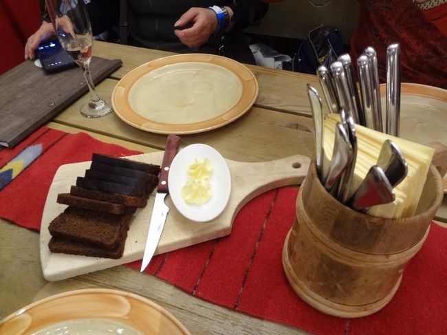 最初に黒パンのスライスが出てきました。