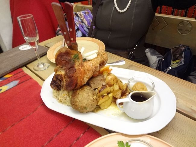 メインとしてお肉の晩餐。<br />2人前だそうです。豚のローストにミートボール、などお肉料理の盛り合わせです。