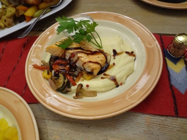 サーモン。<br />お肉ばかりでも飽きてしまうかと思って注文。<br /><br />お料理4人前とお酒でおなかいっぱいでした。