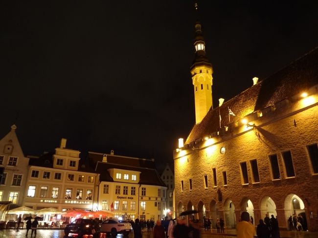 夜のラエコヤ広場。