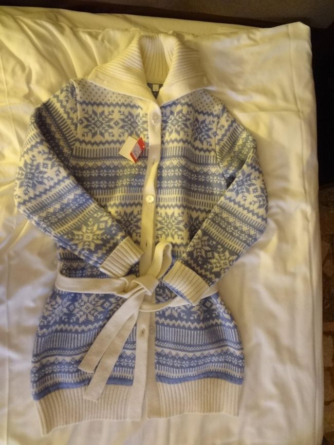 衝動買いしたカーディガン。<br />照明のせいで黄味がかってますが、白地にパステルブルーのノルディック柄です。<br />自宅で着用していますが、本当に暖かい。今シーズンが暖冬だったのが惜しいほど。<br />大事に着ようと思います。