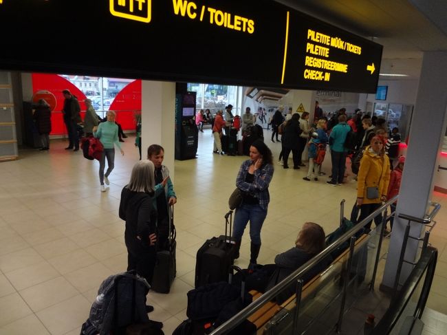 ターミナルの2階にチケット売り場、乗船ゲートは3階だったと思います。