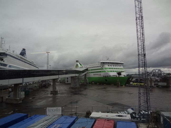 緑の船が今回乗船する船です。