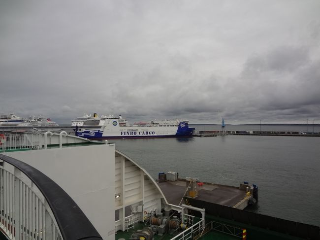 はじめは、窓際の席に座って海を見ながらゆったり……と思っていたんですが、<br />いい席はあっという間に埋まってしまいます。<br />代わりに船の後方デッキに出てきました。