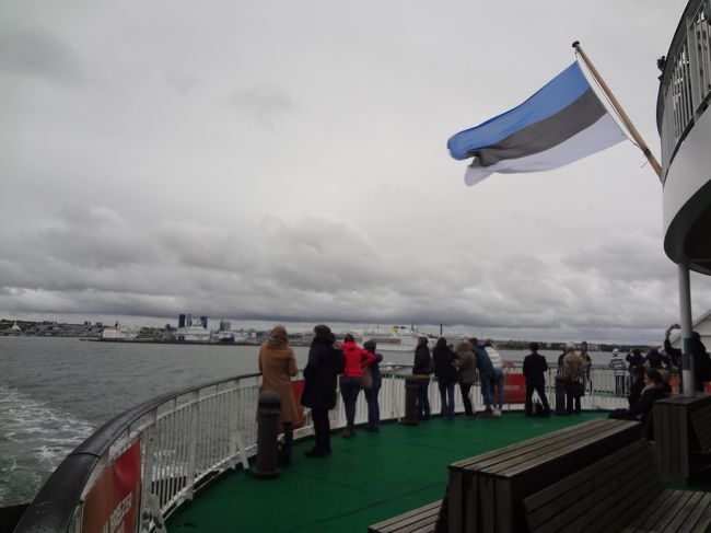 柵の周りはいつも人でいっぱいです。<br /><br />手前の国旗がばっちり見えていることからわかるように、海上の風はとってもきついです。<br />旧市街の眺めを楽しんだ後は、暖かい船内へ入りました。