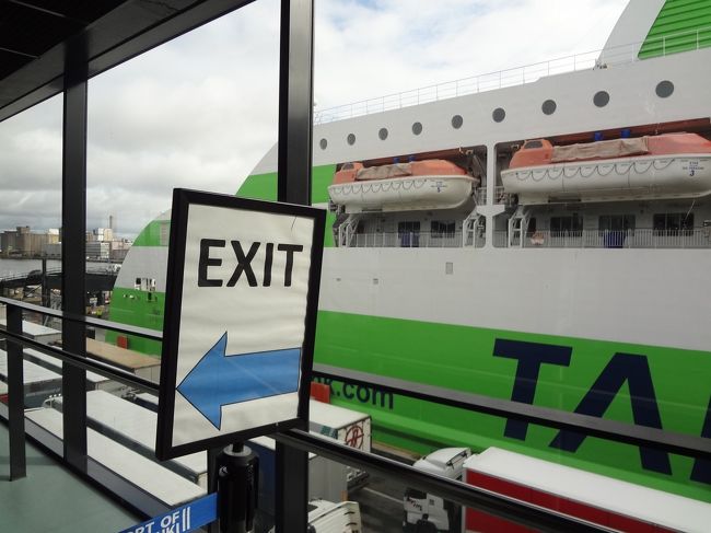 事前に添乗員さんから「なるべく早く下船してください」と言われていたので、<br />到着30分前には出口付近に待機していました。<br />皆さん考えることは同じらしく、到着したとき出口周辺は人でいっぱいでした。<br />時間の目安は、売店がクローズするころと思っておくといいと思います。