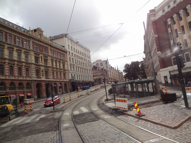 交通量も多いし、人だって大勢います。