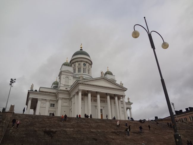 ヘルシンキ大聖堂の目の前で解散。<br />本当は聖堂に入りたかったけれど、この日は結婚式で一般見学はできませんでした。<br />