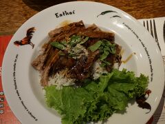 早めの夜ごはんを食べにセントラルエンバシー内にある
フードコート「イータイ」にきました～！

入口でカードを渡され、飲食した分を帰りに精算します。
いろんなお店が入ってます。

神戸ビーフの丼的なものをオーダー。（220バーツ）