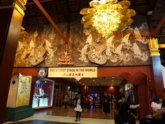 電車を乗り継ぎ、タイ文化センターから
無料シャトルバス（ワゴン）に乗って10分ほどで
「サイアム・ニラミット」に到着～。

タイ舞踊を見ます。
ベルトラで予約してゴールデンシートの食事なしで
1人1300バーツでした。

