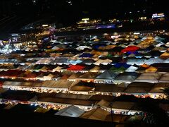 そしてタイ文化センターからすぐ近くにある
ラチャダー鉄道市場へ！

市場のとなりにあるショッピングセンターの立体駐車場から
見ることができます。

