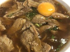 大概の人が注文しているのが「にくちゅう（中華そば・肉入りの中）」と生卵。麺は細麺でスープは濃いめの豚骨醤油味。お肉の力か、「中」でも見た目以上のボリューム有り。生卵を溶かして食べればまるでスキヤキのような味になるのは想像通り。