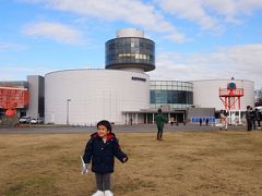 長男をヒコーキと成田空港を愛する男にする旅、第9弾の今回は、冬の日本海側、新潟へ。東京から新幹線でわずか1時間ほどの新潟へ、なぜか成田空港から飛び立つという、もはやおなじみの展開（＝変態）の父子ふたり旅は、自宅（@横浜）を自家用車で発ち、首都高や東関道を経由し、まずは、成田空港に隣接する「航空科学博物館」に立ち寄った＝写真＝。元旦から営業する同館、見学客もそこそこといった感じ。