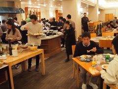 夕食は1階の「カリフォルニアレストラン」へ。地元の人たちなのか、予約客でごった返しており＝写真＝、飛び込みの父子は何とかテーブルを確保し、バイキングディナーにありつくことができた。