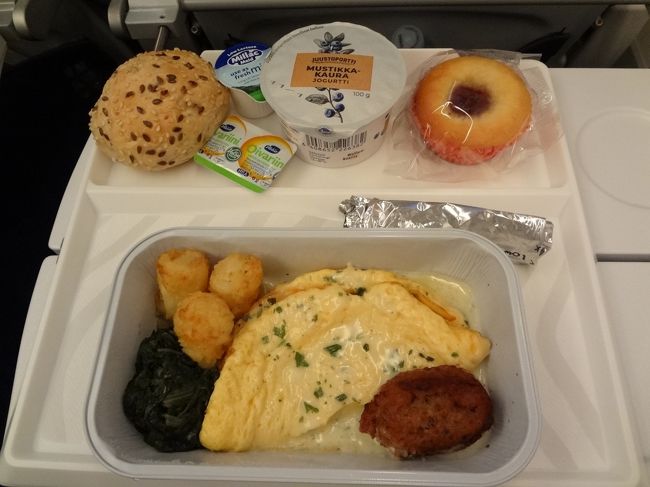 2度目の機内食。<br />日本もちょうど朝ご飯の時間です。