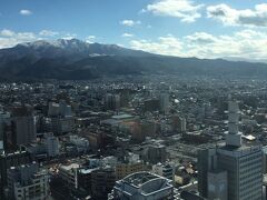 ■霞城セントラル展望ロビー■12:32
南東方面、雪化粧をしているのは蔵王です。