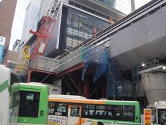 渋谷駅到着　銀座線新ホームの下がバス停です。