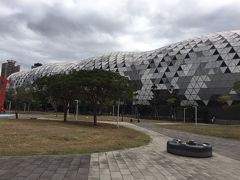 巨大な建物がありました。「高雄展覧館」。 
横から見たところです。