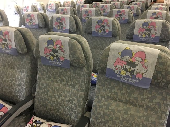 あ、キキララちゃんだー！懐かしいな^_^;<br />が！ここからが長かった～～<br />朝早かったのもあって搭乗してすぐに爆睡<br />→1時間後、目覚めるも？？まだ飛んでない？？？<br />・・・混んでるのかな・・・<br />→また1時間後、？？？ここ桃園だよね？地上だよね？？<br />って2時間も離陸待ち？<br />結局整備不良だったらしく2時間以上缶詰でようやく離陸してくれました・・・<br />飛んでくれただけありがたいと思うことにしよう・・・